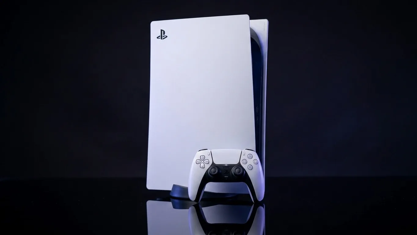 Standart PS5 konsolu ve DualSense oyun kolu