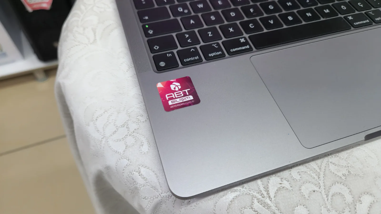 Apple MacBook Pro M2 | 24 GB RAM | 1 TB SSD | 13.3 İnç Retina — fotoğraf 3
