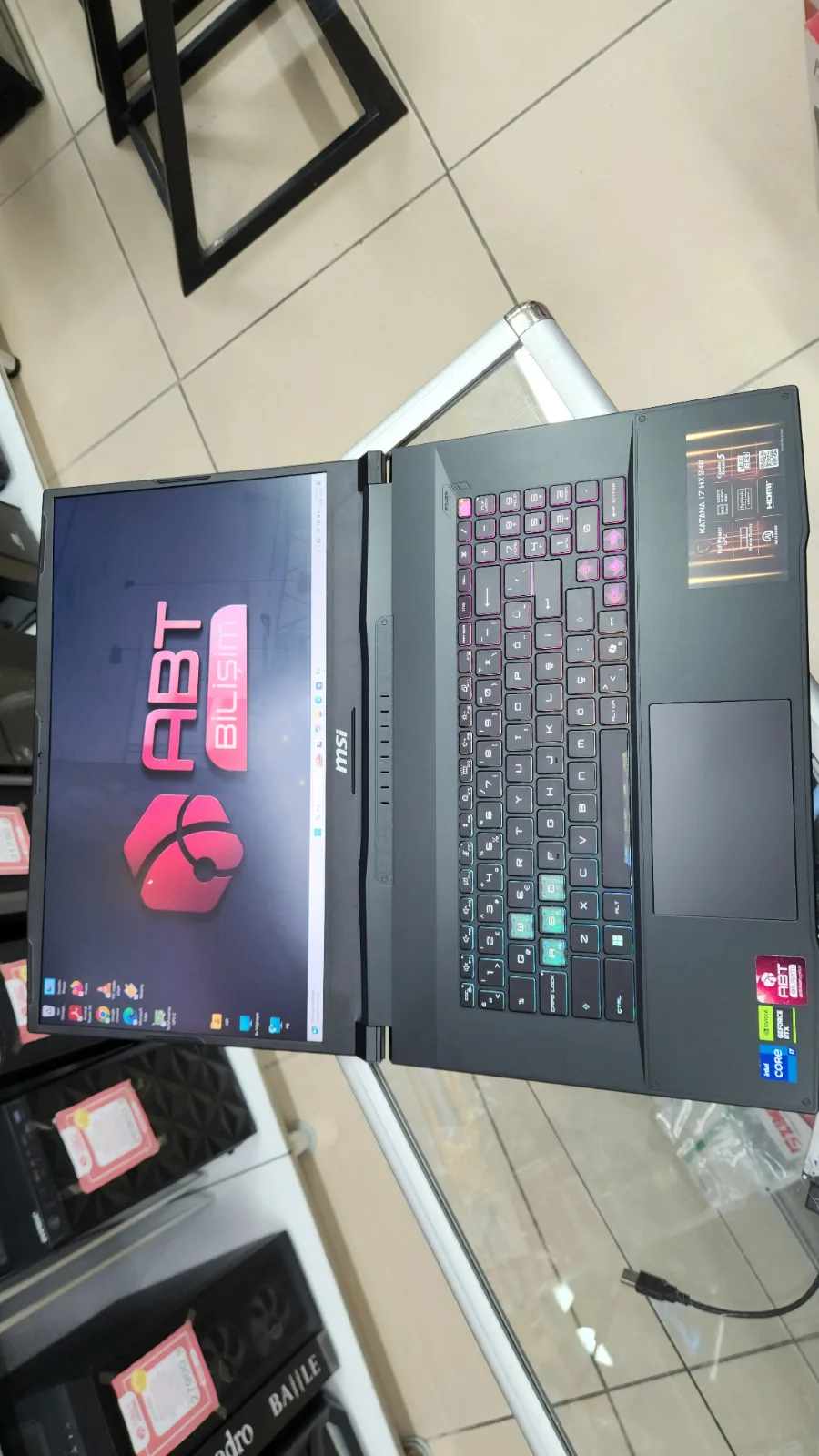 MSI Katana 17 HX i7-14650HX RTX 5070 32GB RAM 1TB SSD 240Hz Gaming Laptop — fotoğraf 9