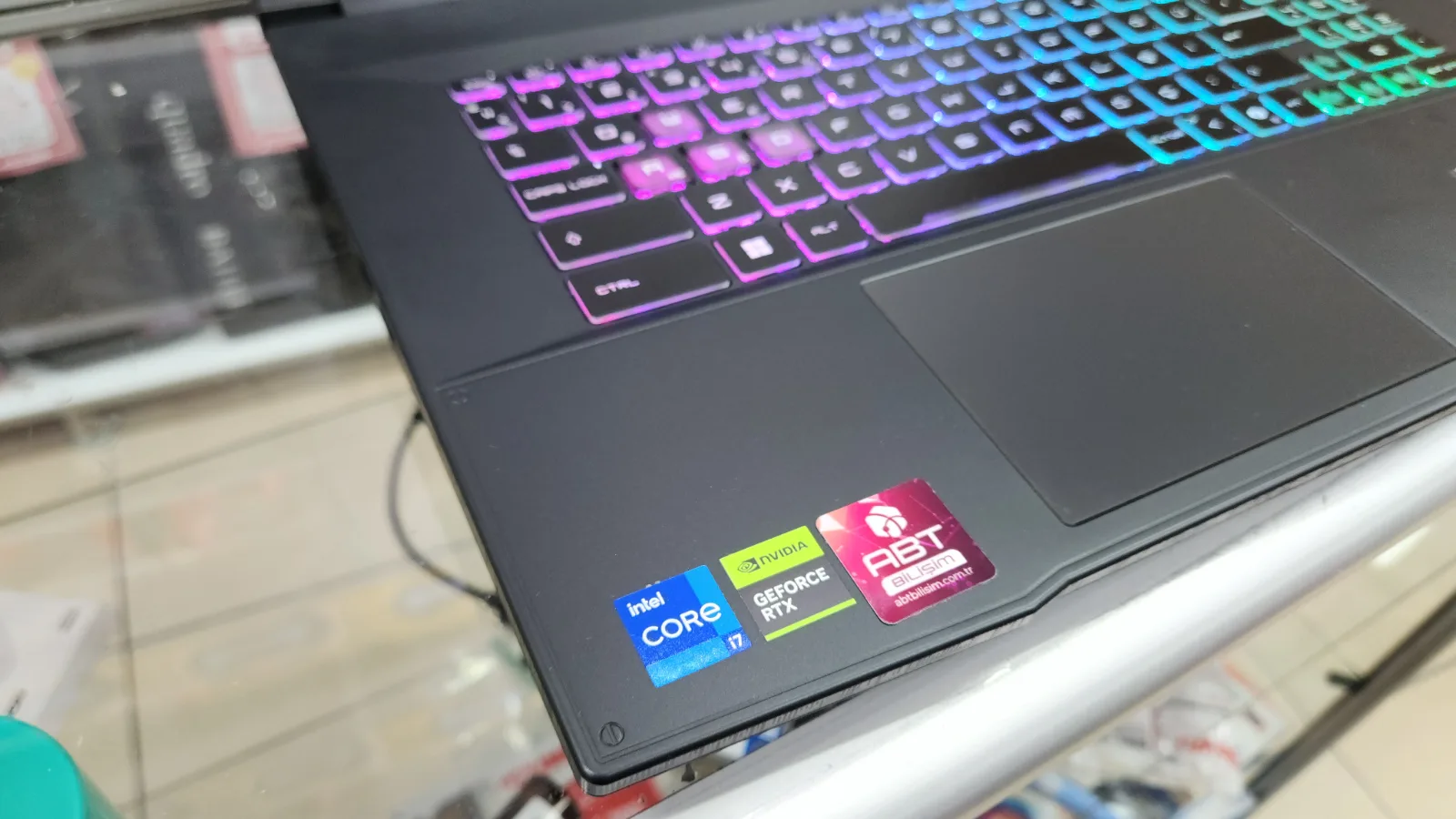 MSI Katana 17 HX i7-14650HX RTX 5070 32GB RAM 1TB SSD 240Hz Gaming Laptop — fotoğraf 2