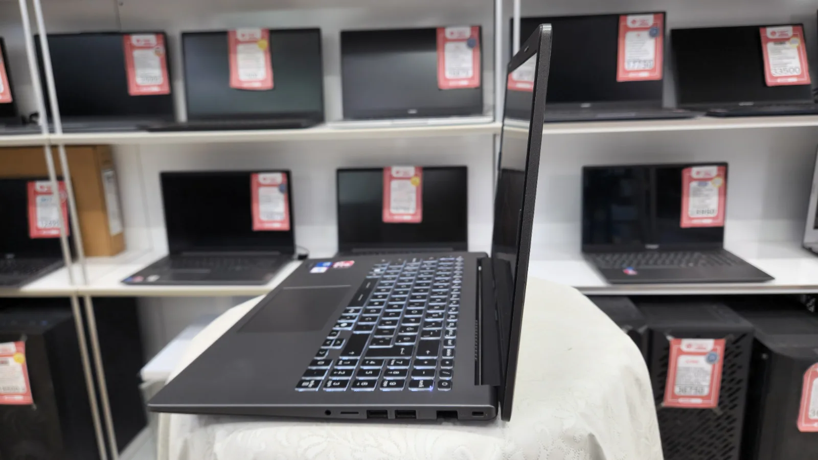 MSI Modern 15 F1MG Intel Core 7 150U 16 GB RAM 512 GB SSD 15,6″ Full HD Işıklı Klavye Dizüstü Bilgisayar — fotoğraf 9